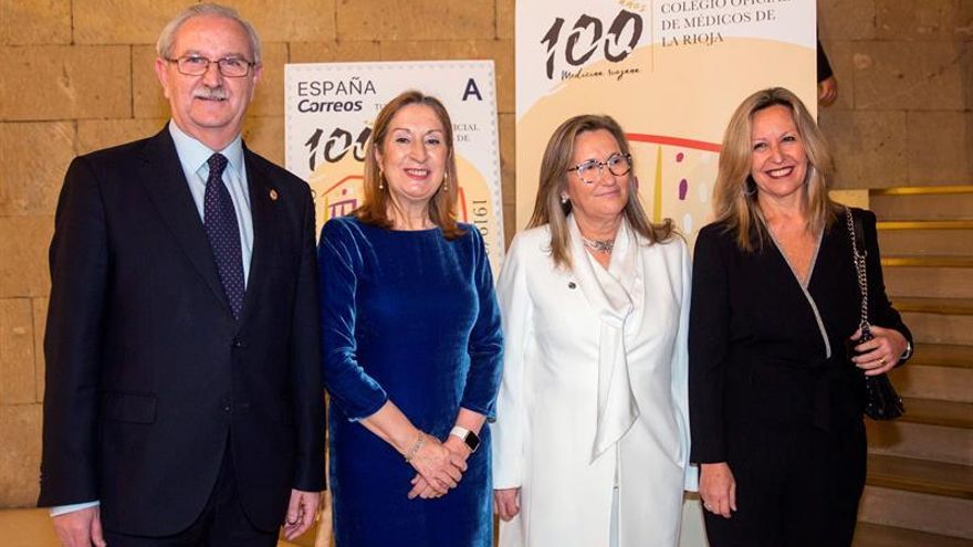 El presidente de FPSOMC, Serafín Romero (i), las exministras de Sanidad, Ana Pastor (2i) y Trinidad Jiménez (d), y la presidenta del Colegio Oficial de Médicos de La Rioja, Inmaculada Martínez, durante el acto de entrega de la "Medalla de Oro del Centenario del Colegio de Médicos de La Rioja", en Logroño.
