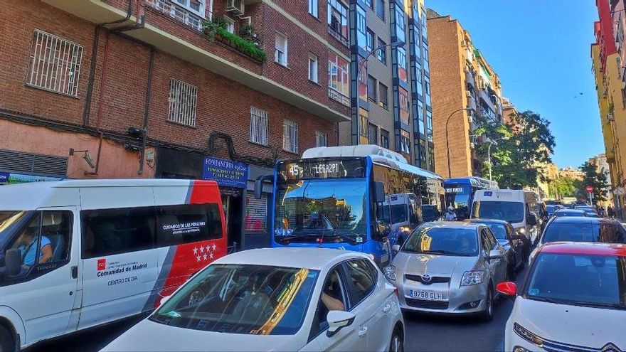 Menos carriles bus y más atascos: subimos al "desesperante" tráfico en Delicias por las obras de la línea 11 de Metro