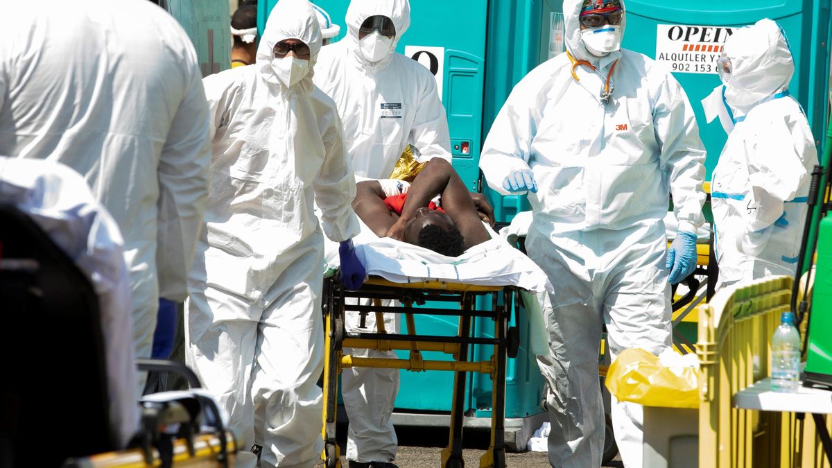 Dos inmigrantes en estado crítico y otros cinco graves han sido evacuados a los hospitales de Las Palmas de Gran Canaria desde el muelle de Arguineguín tras ser rescatados con hiportermia severa de un cayuco con medio centenar de ocupantes a 40 kilómetros al sur de la isla.