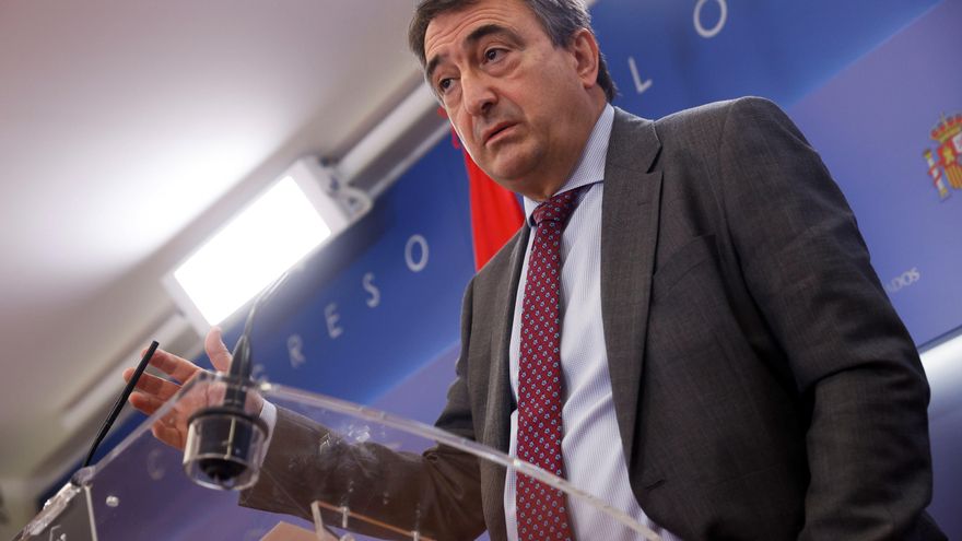 El portavoz del PNV, Aitor Esteban durante la rueda de prensa. EFE/ Juan Carlos Hidalgo