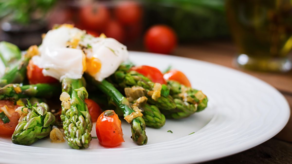 Ensalada templada de espárragos verdes con huevo poché y tomate