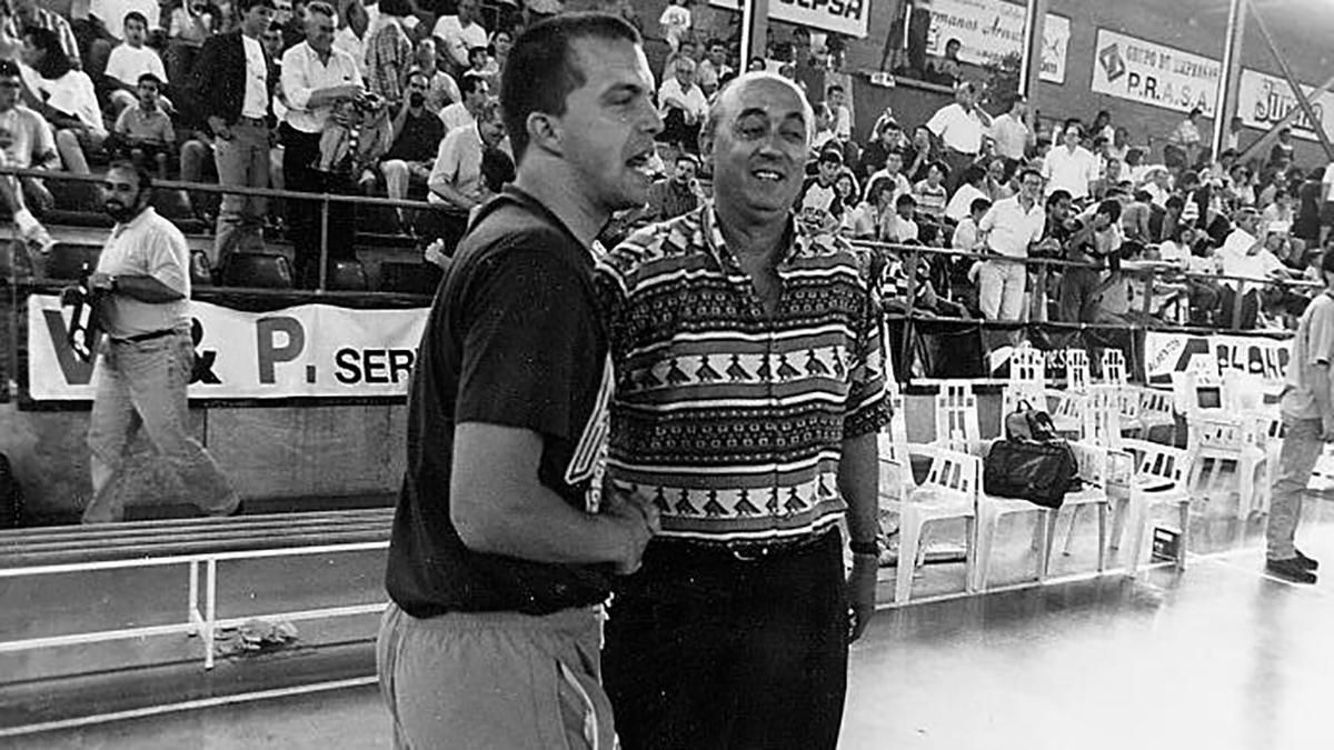 Eduardo Burgos celebra el ascenso del Pozoblanco a Liga EBA, entonces la segunda categoría