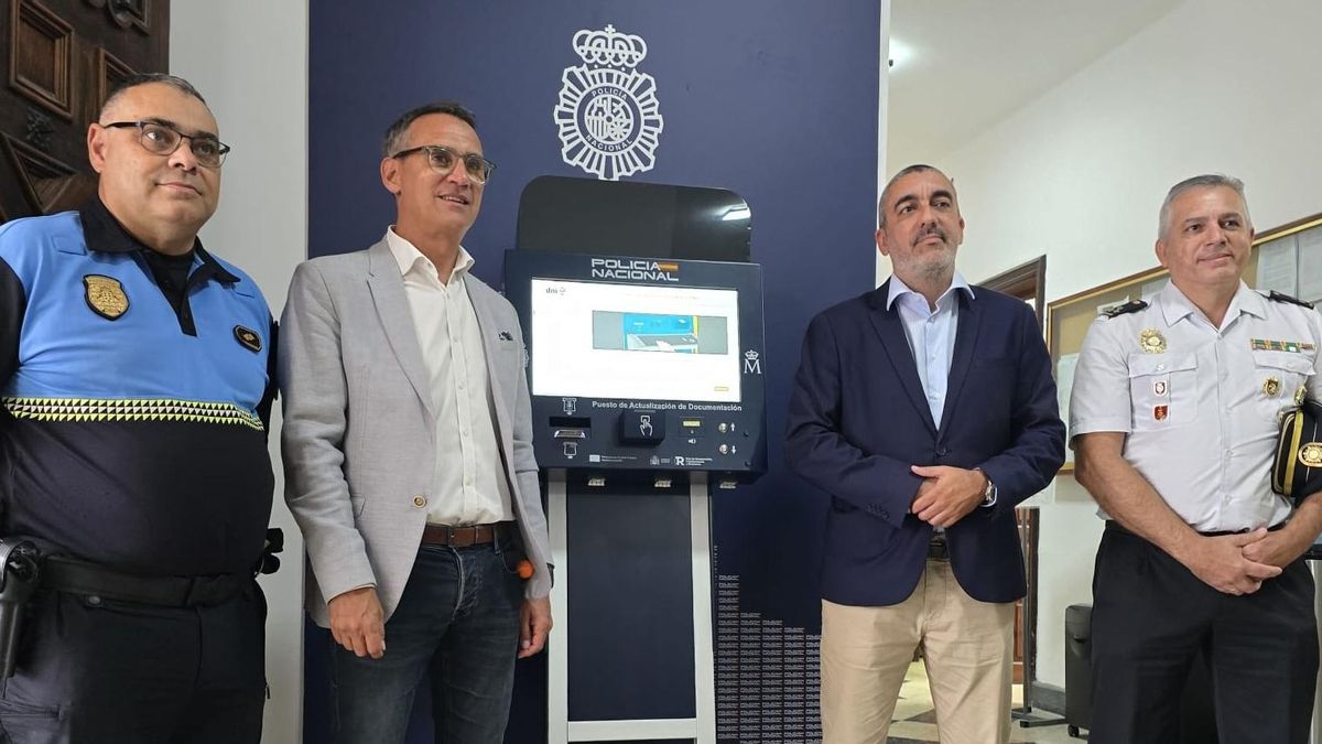 Policía Nacional instala un nuevo punto de actualización del DNI en el Ayuntamiento de Los Llanos de Aridane.