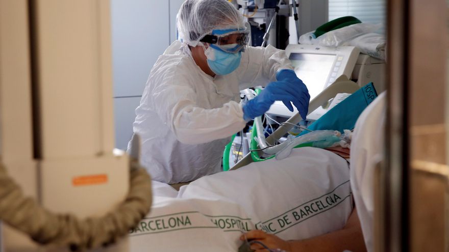 Profesionales sanitarios trabajan en una de las UCI del Hospital Clínic de Barcelona. EFE/Toni Albir/Archivo