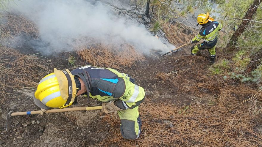 Miembros del Equipo de Intervención de Refuerzo en Incendios Forestales (EIRIF) de  La Palma, en la tarde de este jueves, realizando línea a dos pies desde el fondo del barranco hasta la parte alta para el control del flanco izquierdo.