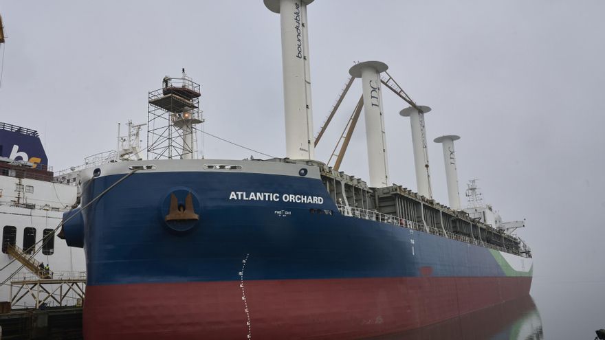 Botadura del buque de carga general en el que la empresa cántabra Bound4Blue ha instalado las velas de succión más grandes del mundo