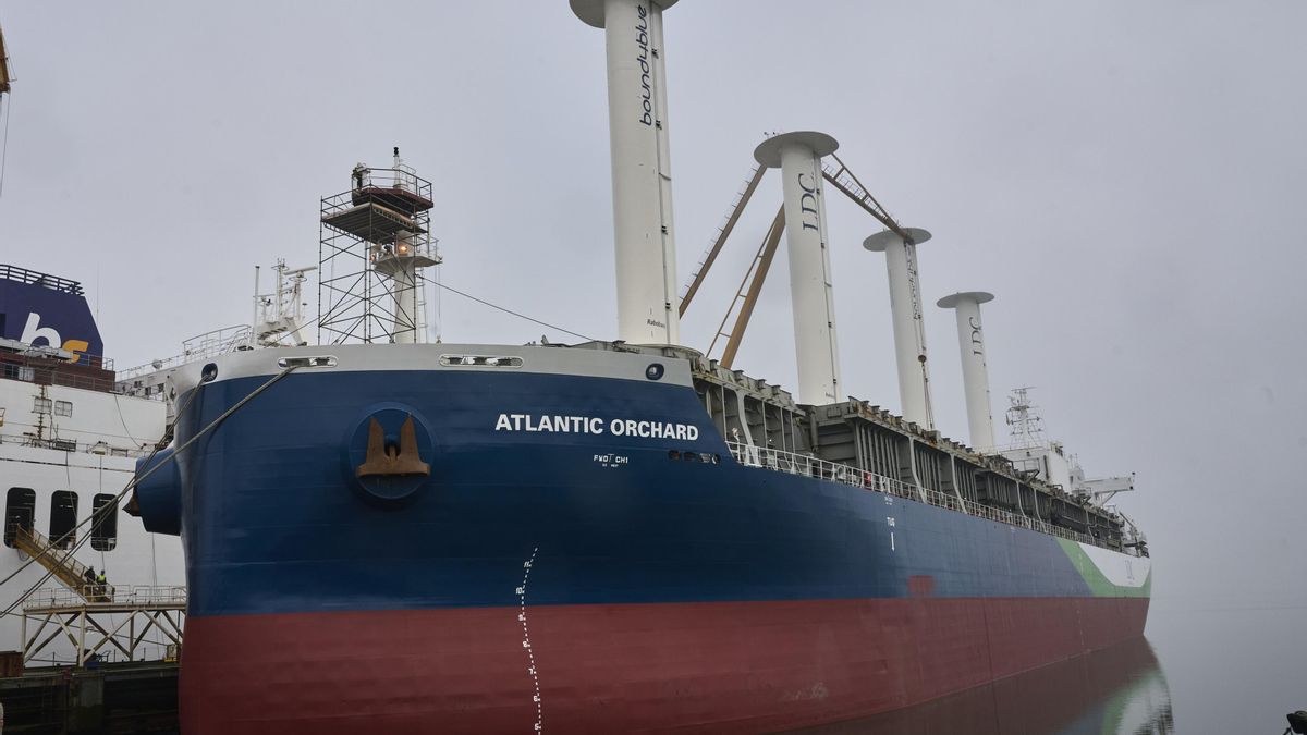 Botadura del buque de carga general en el que la empresa cántabra Bound4Blue ha instalado las velas de succión más grandes del mundo