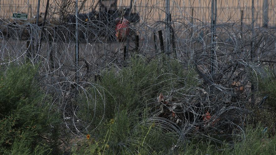 Texas amplía su controversial alambrada antimigrantes en la frontera con México