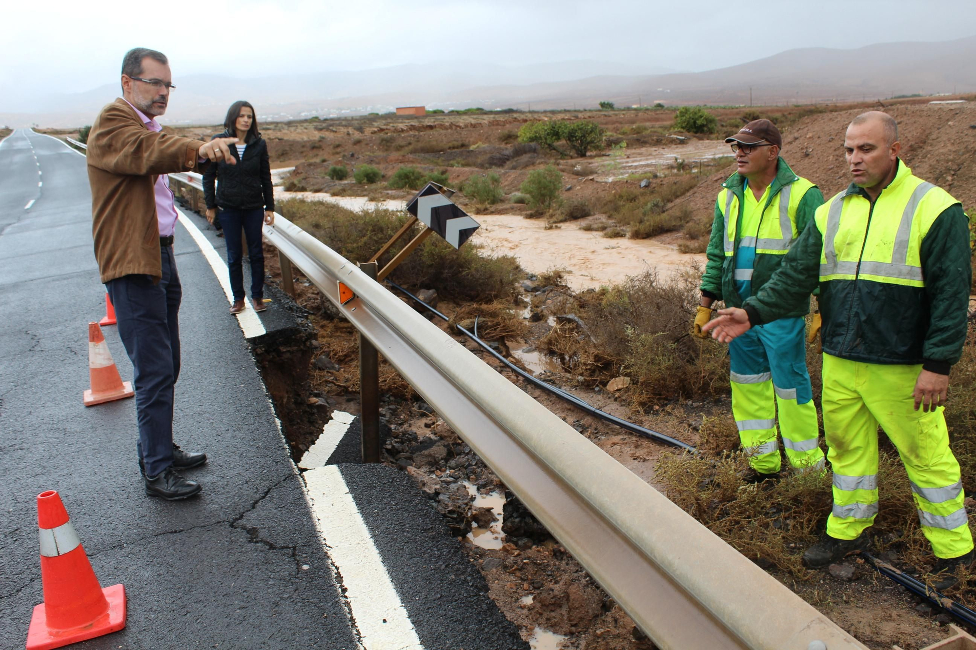 El presidente del Cabildo de Fuerteventura, Marcial Morales y la consejera de Obras Públicas, Edilia Pérez, observan los destrozos en la carretera de Tefía (CABILDO DE FUERTEVENTURA)