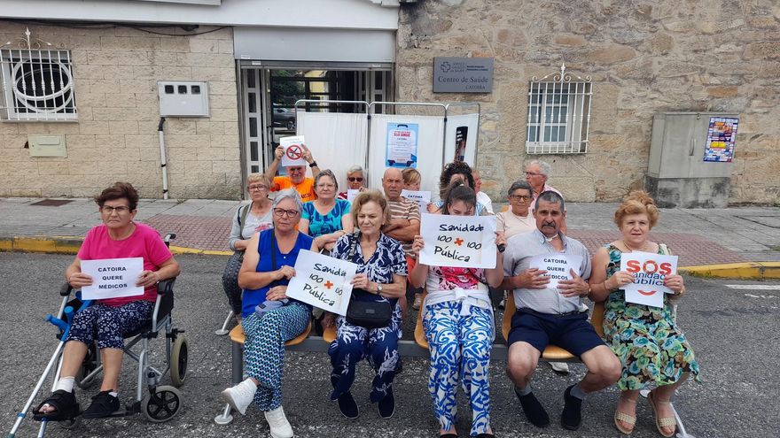 La Xunta prohíbe por escrito los carteles reivindicativos que denuncian falta de médicos en los centros de salud