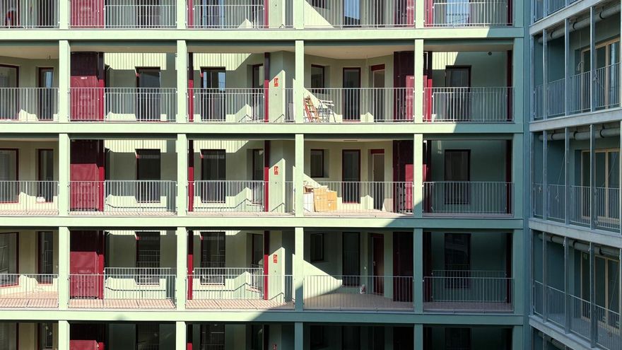 Un sorteo de 200 viviendas públicas en Barcelona tiene en vilo a más de 11.000 familias: "A ver si suena la flauta"