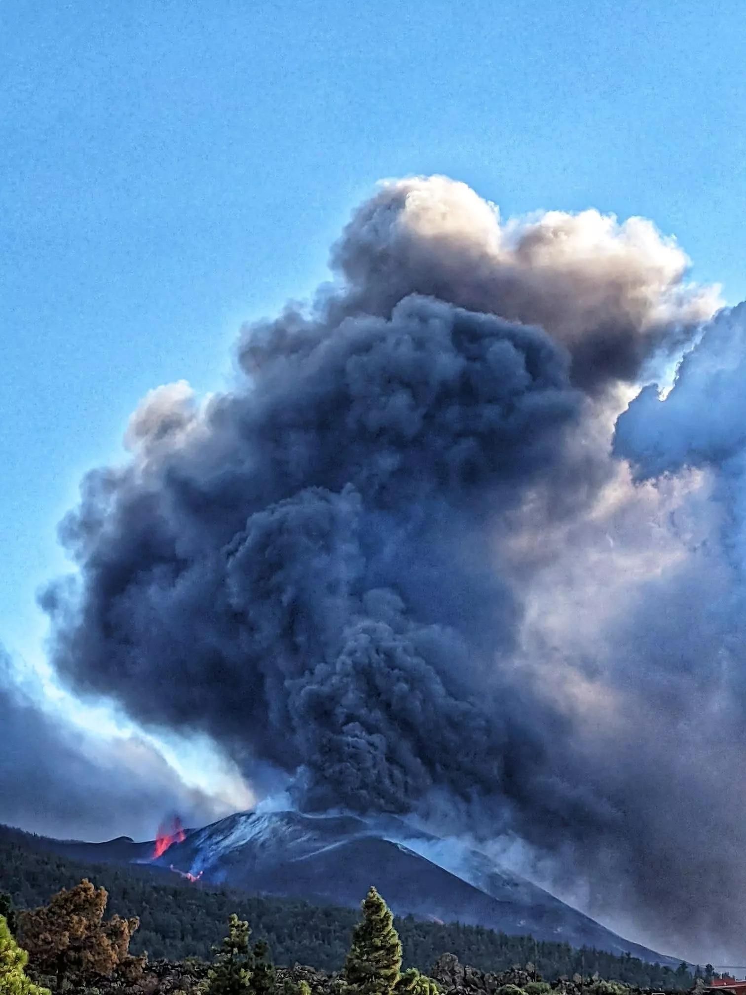 Imagen de archivo del volcán Tajogaite en plena erupción.