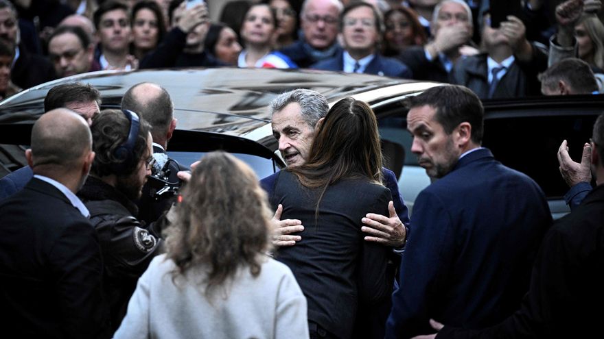 Nicolas Sarkozy enters prison after being sentenced to five years in prison for the Libyan financing case