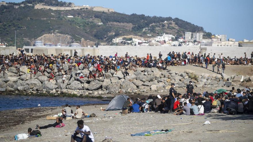 Varios inmigrantes en una playa, a 21 de agosto de 2026, en Ceuta (España).