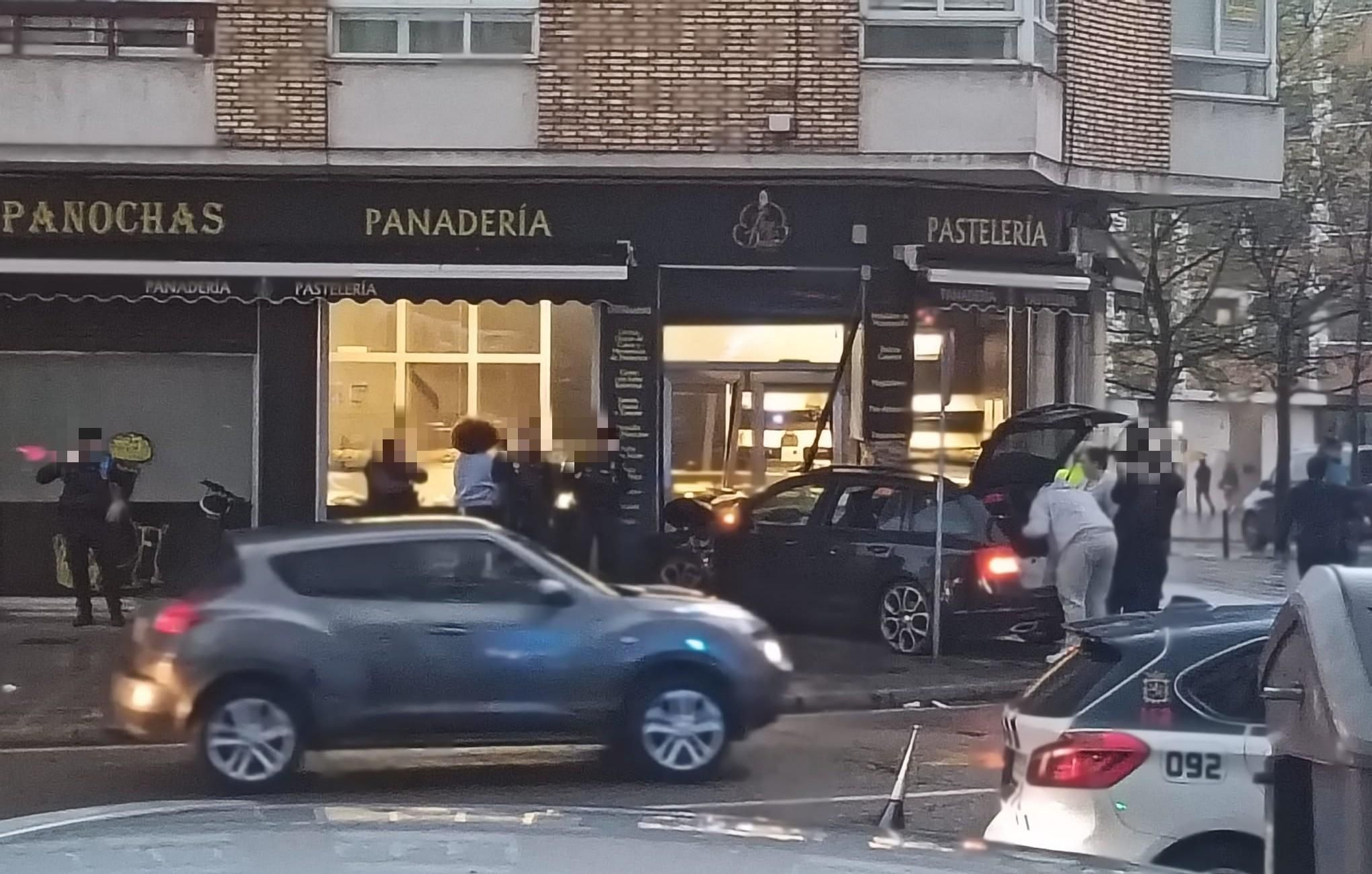 El vehículo se empotró en la puerta de acceso del establecimiento de confitería en la esquina con la calle Cruz Roja.