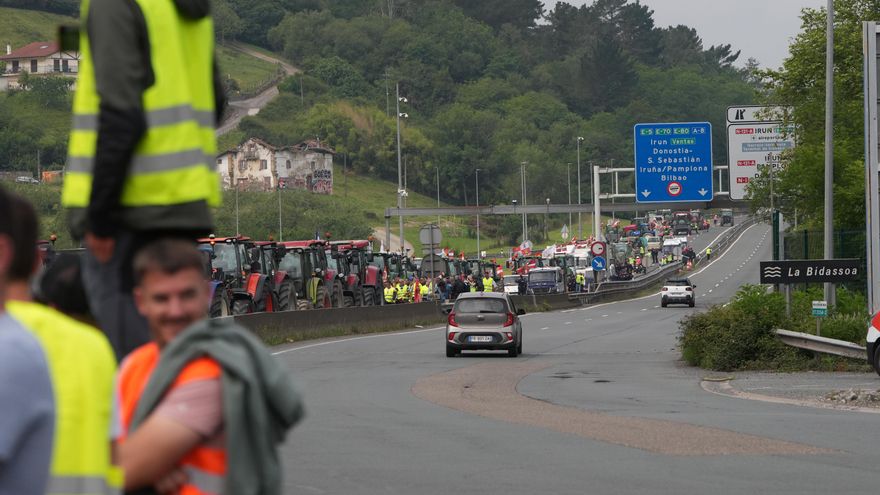 Los agricultores aprovechan el contexto electoral para cortar con centenares de tractores la frontera con Francia