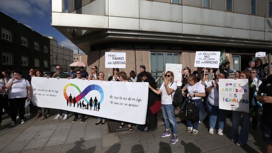 Las familias de alumnado con necesidades especiales protestan frente a Educación: “Seguimos presas de la falta de recursos”