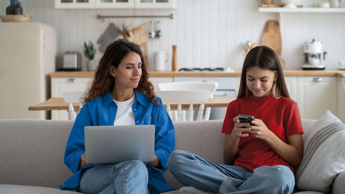 Madre e hija utilizan diferentes dispositivos.
