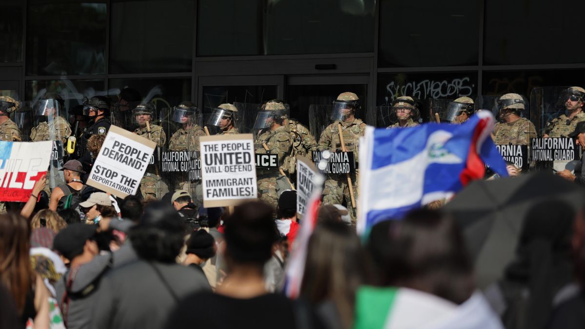 La Guardia Nacional de California protege el Edificio Federal durante las protestas provocadas por las redadas de inmigración en Los Ángeles, California, EE. UU., el 9 de junio de 2025.