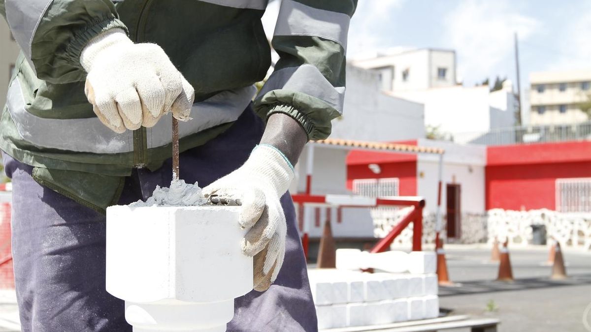 Un empleado del sector de la construcción, durante su jornada laboral.