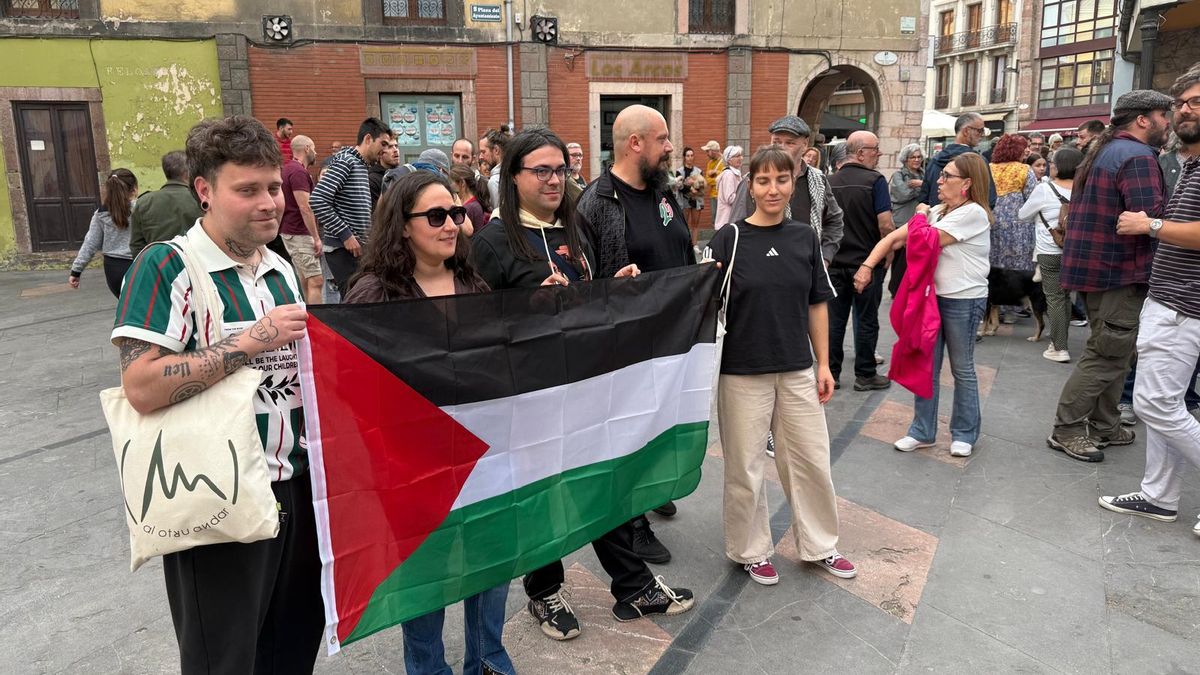 Un grupo de manifestantes en Grao.