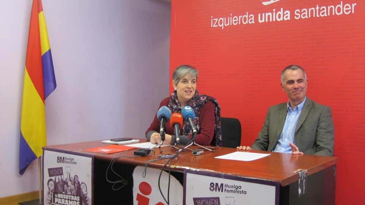 Leticia Martínez y Miguel Saro en la sede de Izquierda Unida en Santander.