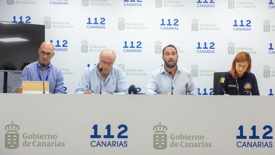 El vertido de fuel oil en el Puerto de La Luz alcanza la costa, pero no afecta a la desaladora de agua