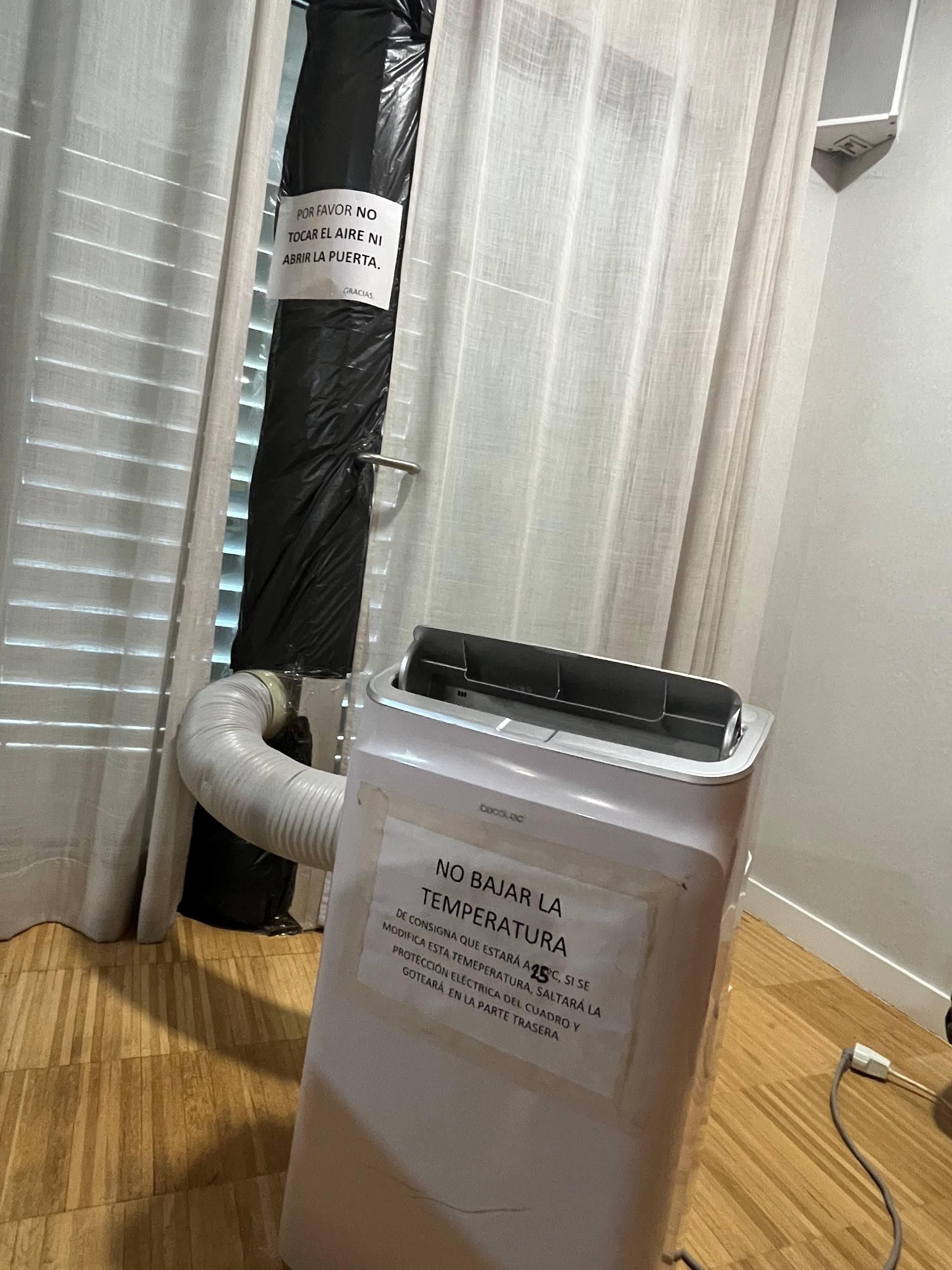 Uno de los pingüinos instalados provisionalmente en la residencia en el centro de día que también se utiliza como sala de visitas. El mensaje avisa de ponerlo a una temperatura de 25ºC, pero en este caso está a 16 grados.