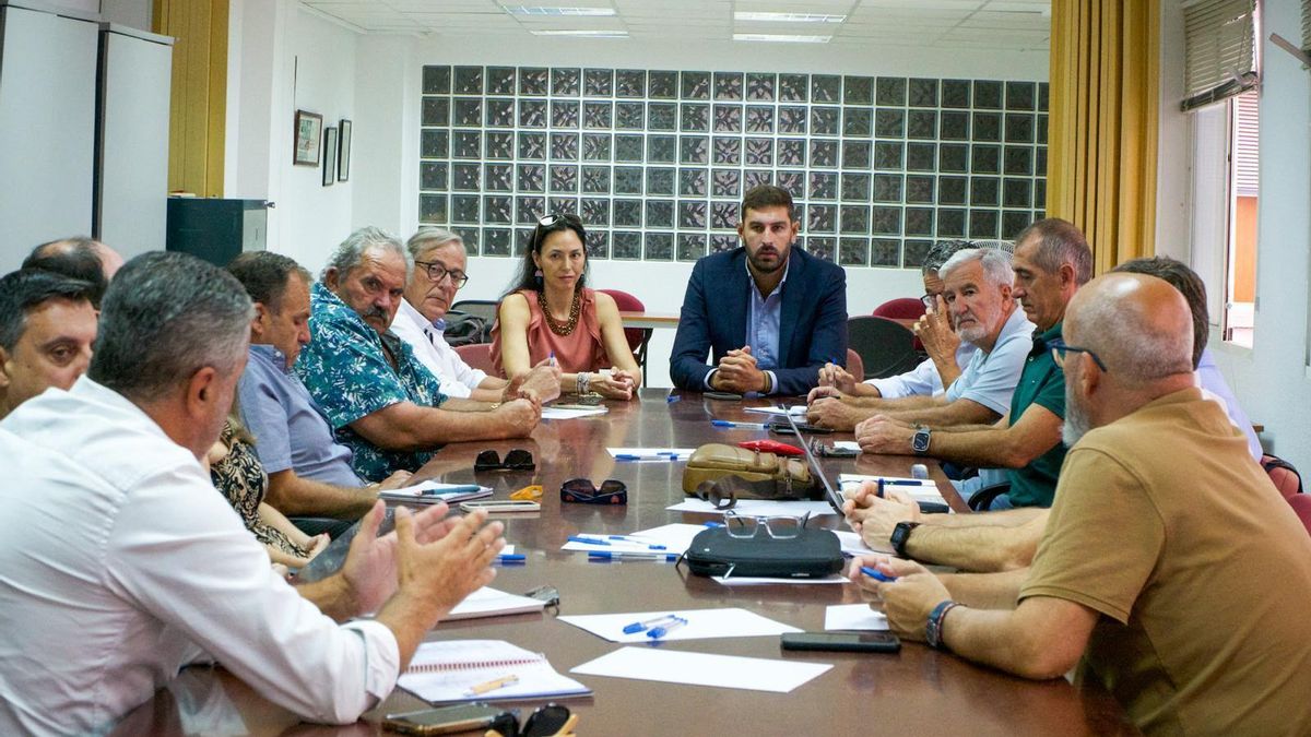 Antelo y Virginia Martínez en una reunión representantes del sector agroalimentario