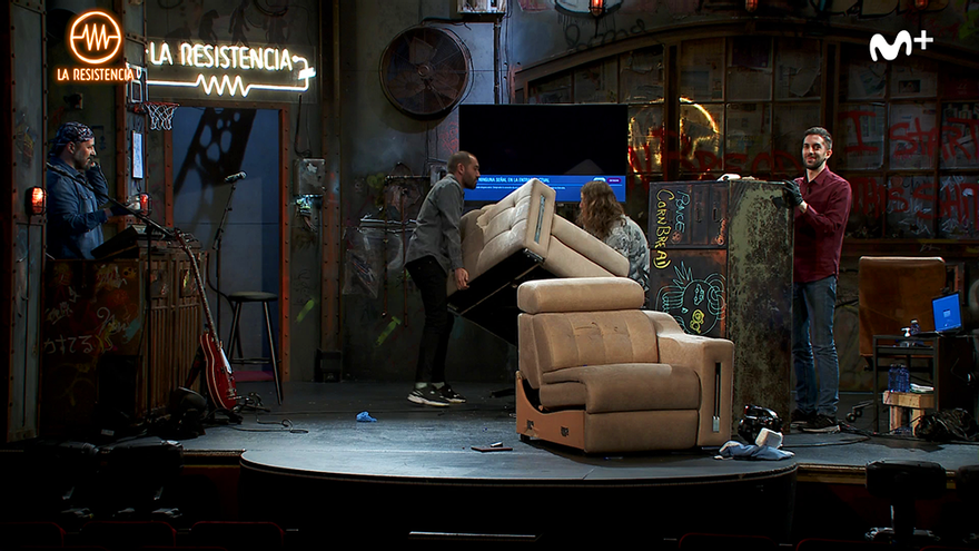 'La Resistencia' redecora su plató con medio sofá y la mesa en vertical: "¿Cómo no está haciendo esto Jimmy Fallon?"