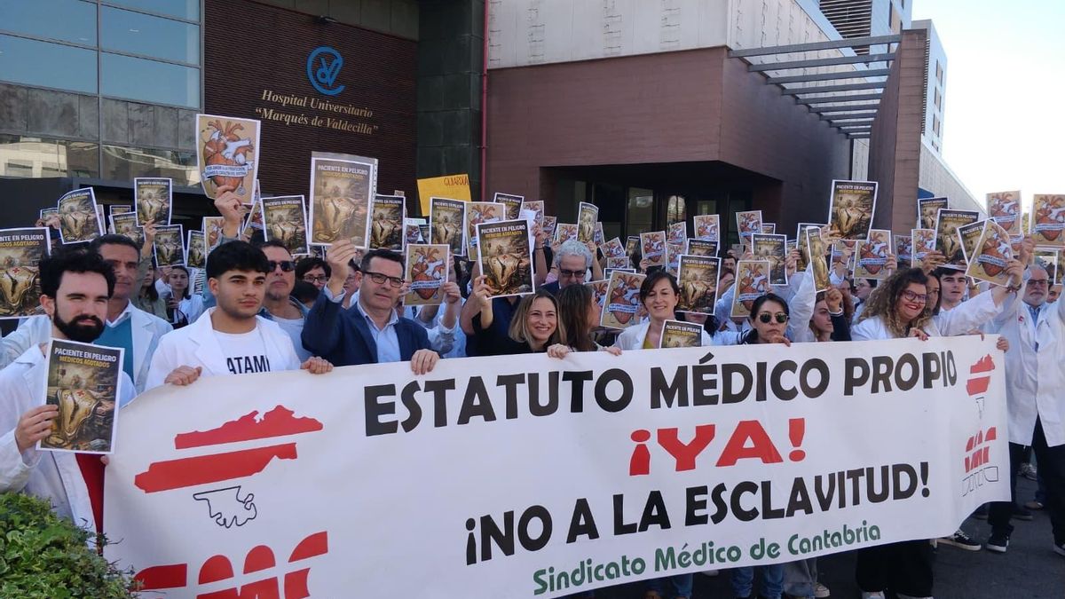 Médicos y estudiantes se concentran en Valdecilla por un estatuto propio
