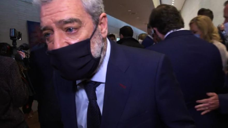 El empujón de Miguel Ángel Rodríguez (PP) a Andrea Ropero por intentar preguntar a Ayuso