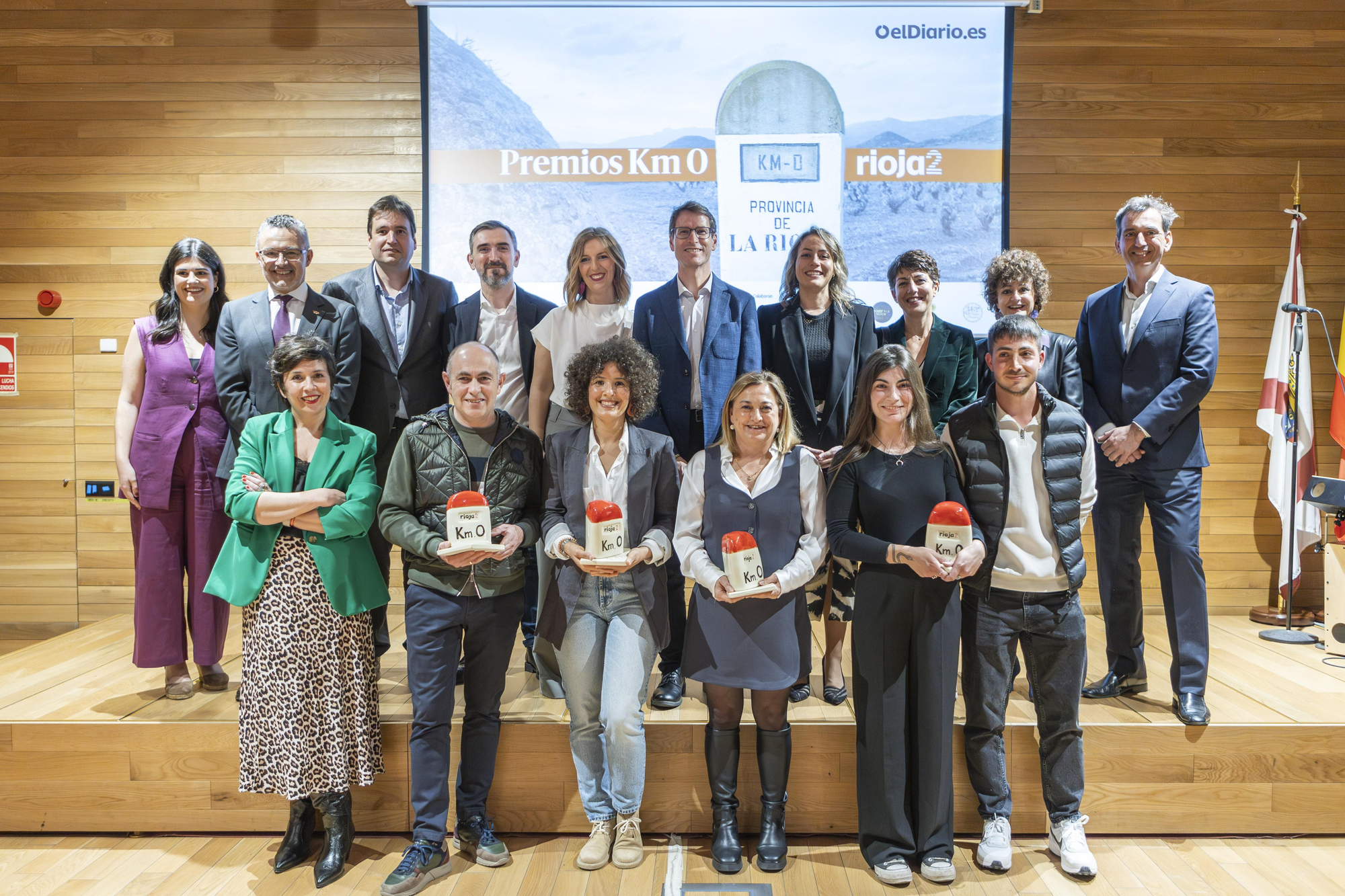 Foto de familia con premiados, autoridades, patrocinadores y equipos de elDiario y Rioja
