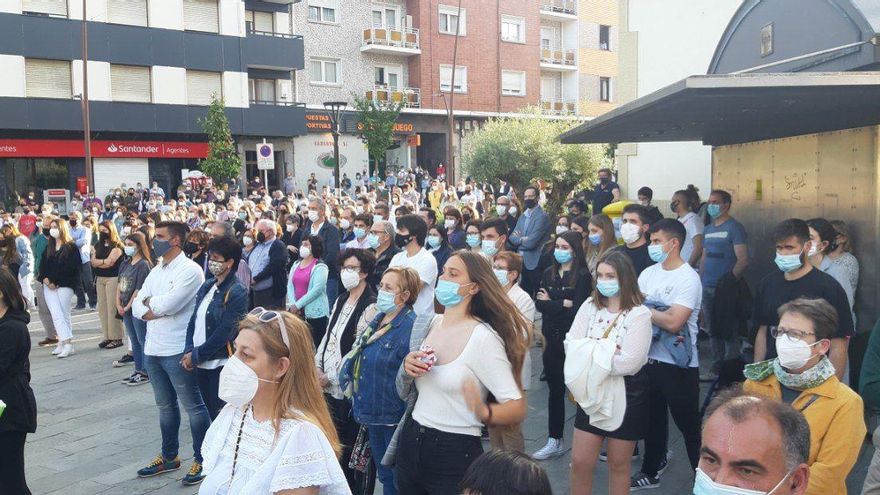 Cientos de personas han arropado en Zalla a la familia Beltrán