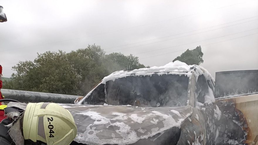 Bomberos sofocan el incendio del coche