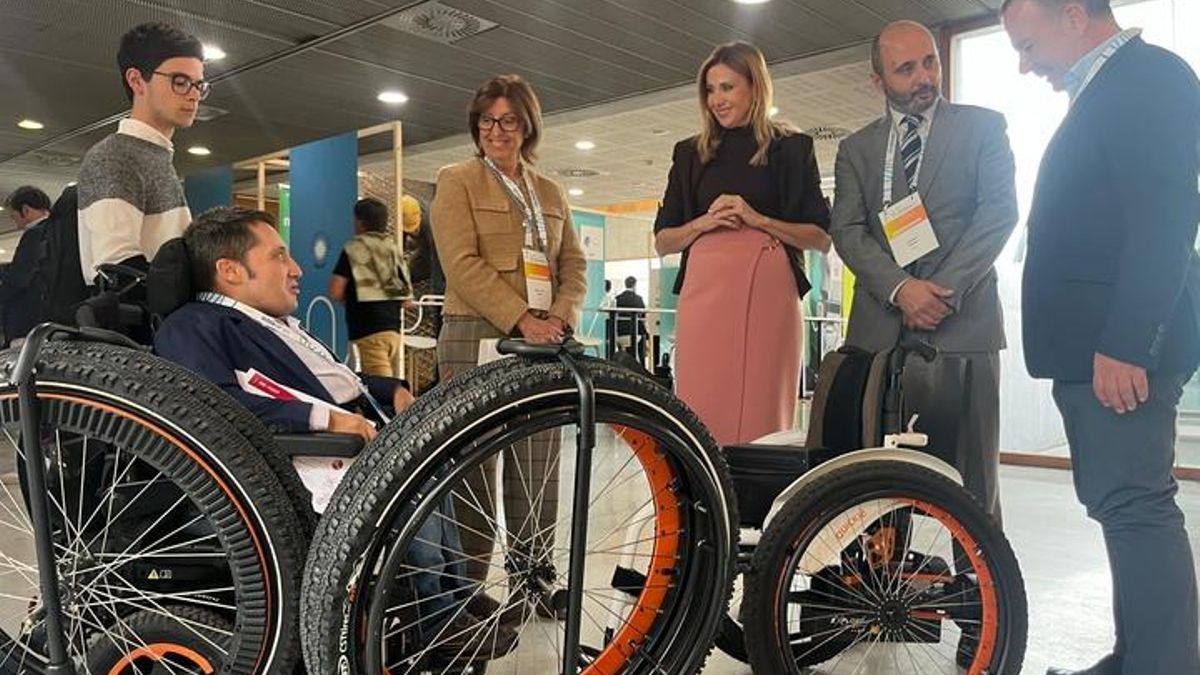 La consejera de Empresa, Marisa López, junto con el director del Info, Joaquín Gómez, durante el evento