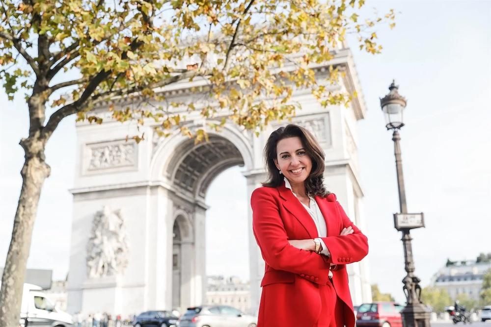 Ángeles García-Poveda posa frente al Arco del Triunfo en París. EFE/ Teresa Suárez