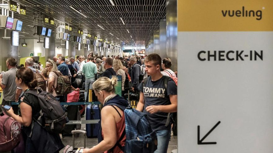 Trabajadores ‘quemados’ en el aeropuerto de Gran Canaria: “Vas a contrarreloj siempre y haces la labor de dos o de tres”