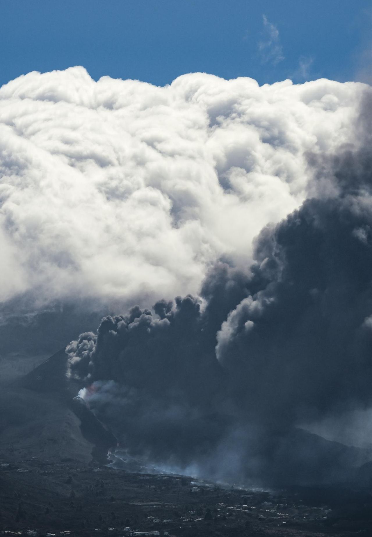 Enorme columna de humo y cenizas siendo expulsados este miércoles, 29 de septiembre