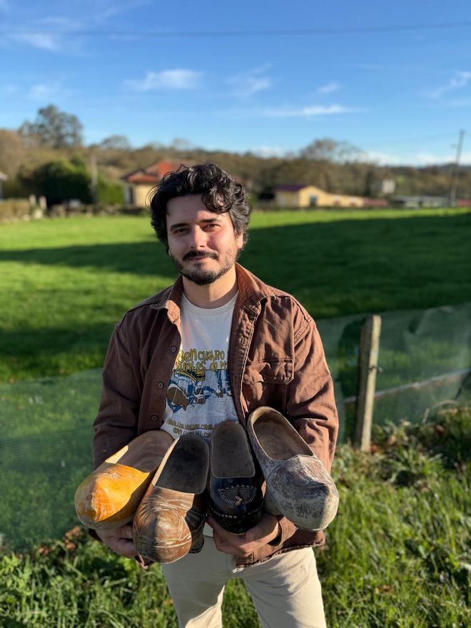 Denis, con una colección de madreñas.