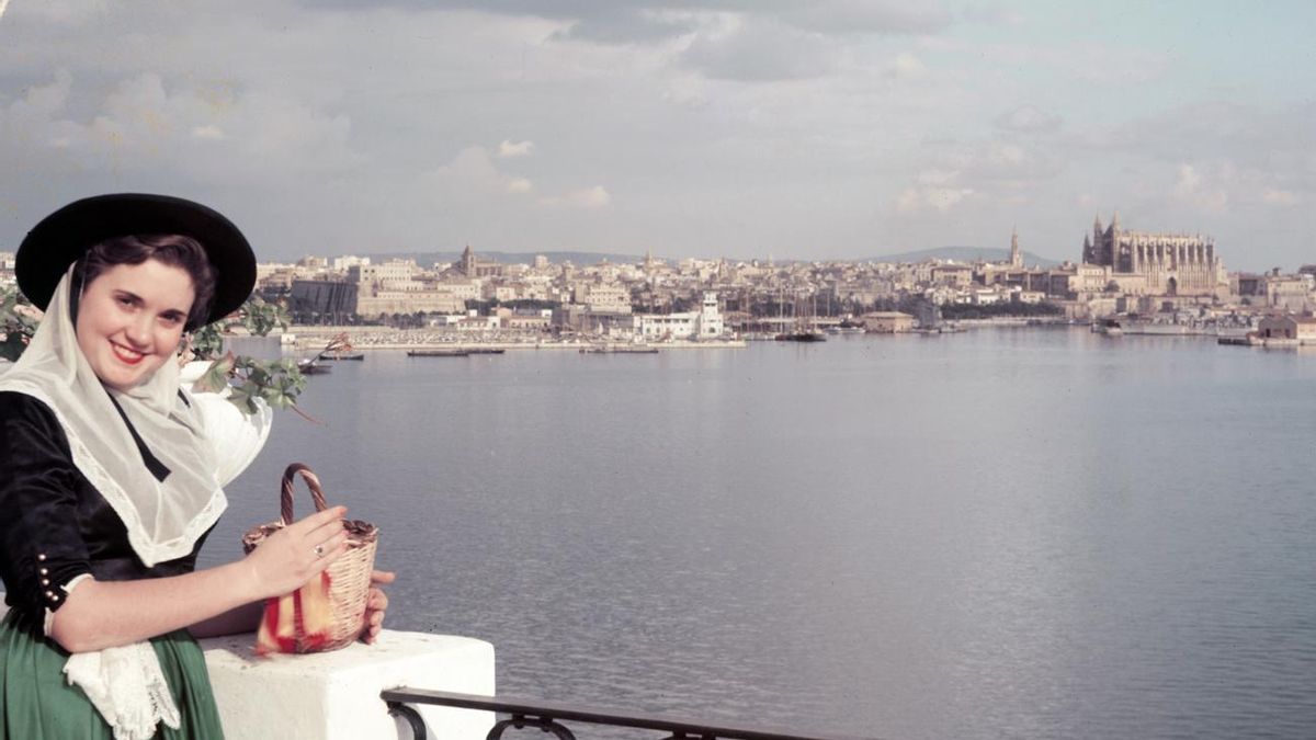 Entre encargo y encargo, el fotógrafo apostó, además, por un retrato costumbrista de escenas cotidianas de la isla.