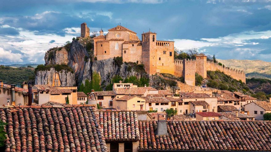 Una villa medieval, una colegiata fortificada y pasarelas colgantes: Alquézar, uno de los pueblos más bonitos de Aragón