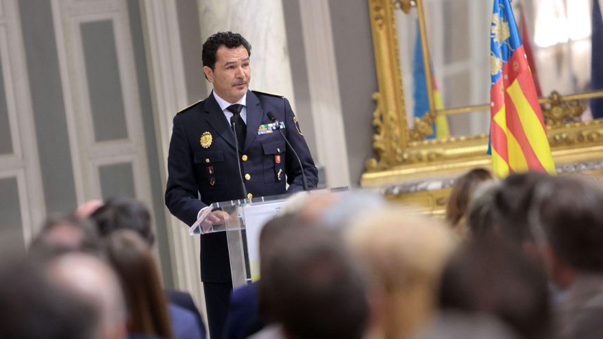 València pide a la Generalitat condecorar de golpe a más de 500 policías locales tras años sin reconocimientos