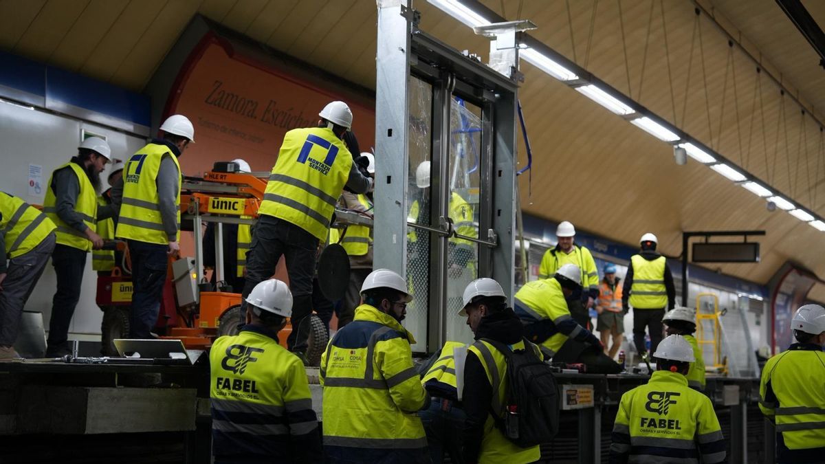 Primeras puertas automáticas instaladas en la Línea 6 de Metro, en la estación de Legazpi
