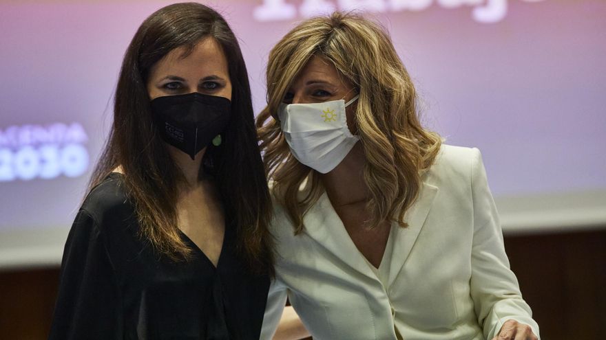 La ministra de Derechos Sociales y Agenda 2030, Ione Belarra; y la vicepresidenta tercera y ministra de Trabajo y Economía social, Yolanda Díaz; conversan durante el traspaso de carteras ministeriales.