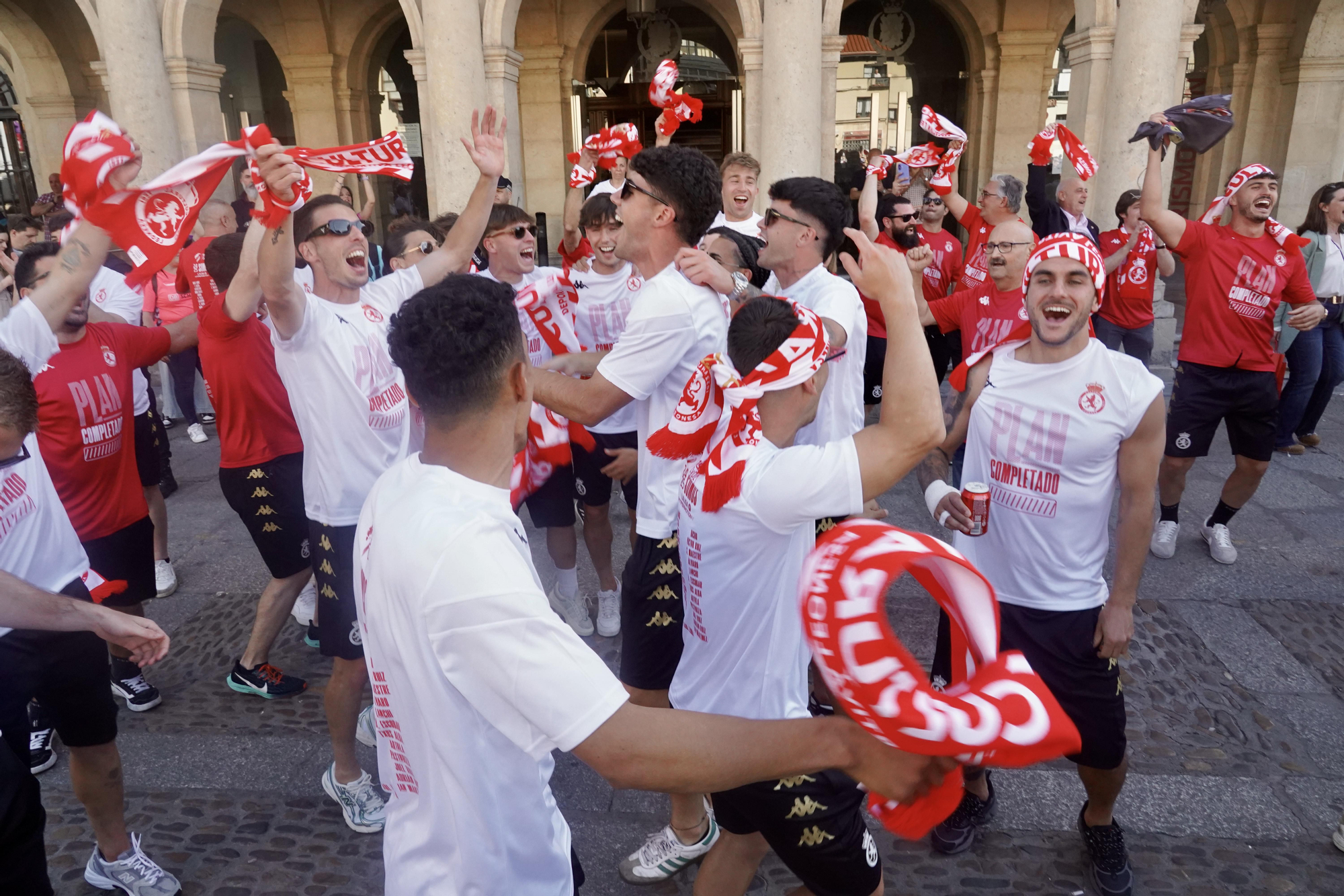 La Cultural recibe el homenaje del Ayuntamiento de León y un baño de masas de aficionados por su ascenso a Segunda