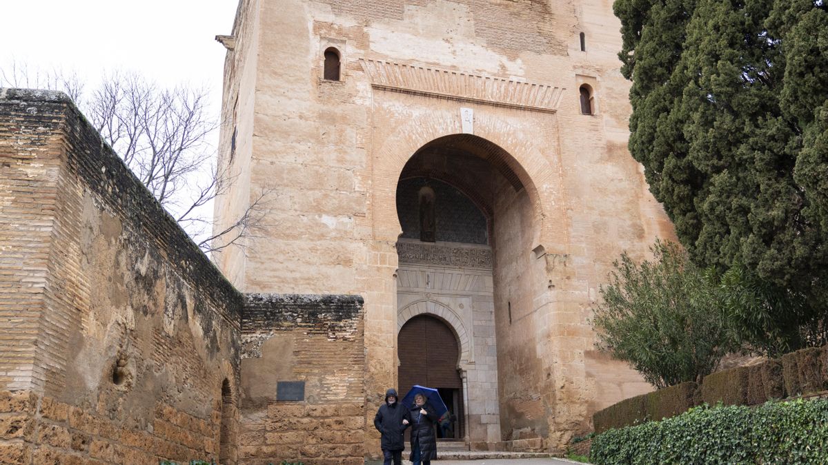 La Alhambra abre al público tras comprobar que el fuerte terremoto no ha causado daños