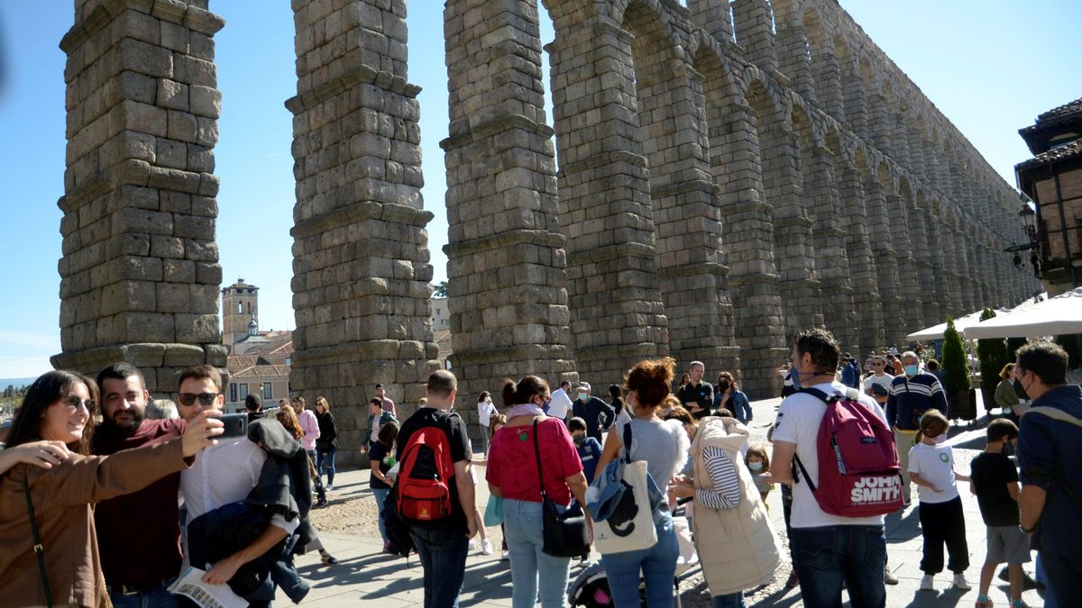 Imagen de archivo de grupos de turistas visitando el Acueducto de Segovia.