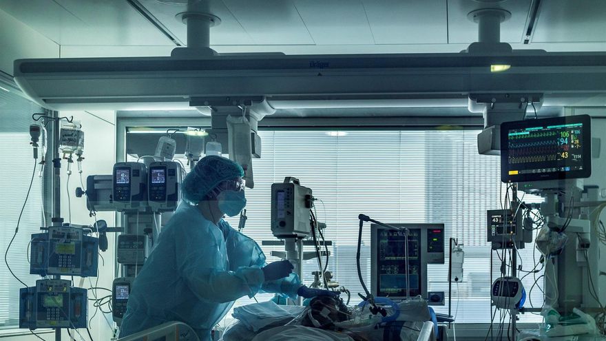 Profesionales del personal sanitario de las UCI del Hospital Universitario de Bellvitge para pacientes covid, durante la jornada laboral