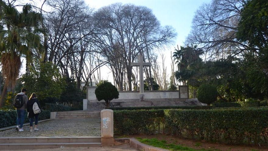 Castelló inicia el desmontaje de la cruz franquista del Parque Ribalta para entregarla al obispo